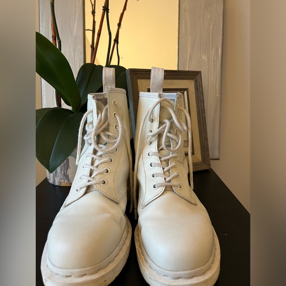 White 8.5 doc marten boots